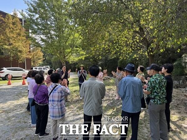 대덕구노인종합복지관은 10일부터 11일까지 1박 2일간 국립대전숲체원에서 문화활동프로그램 ‘따뜻한 숲속의 온기’를 진행하고 있다. 사진은 어르신들이 나무의 유래와 정보를 알아가는 체험 모습./대덕구노인종합복지관