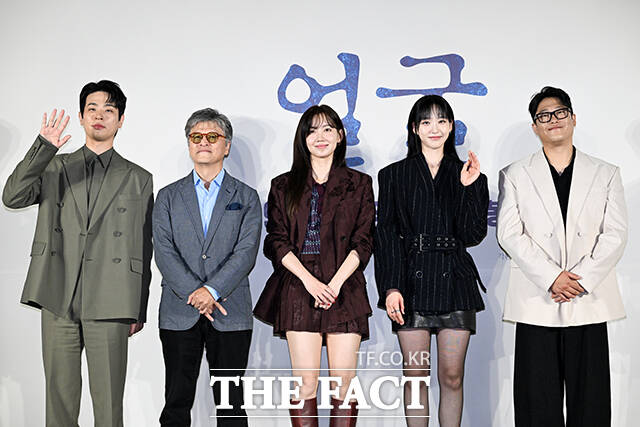 배우 박정민과 권해효, 신현빈, 한지현, 임성재(왼쪽부터)가 출연하는 연상호 감독의 신작 얼굴은 앞을 못 보지만 전각 분야의 장인으로 거듭난 임영규와 살아가던 아들 임동환이 40년간 묻혀 있던 어머니의 죽음에 대한 미스터리를 파헤치는 이야기를 그린다. /서예원 기자