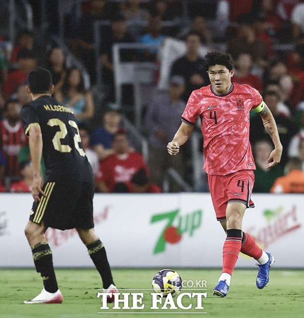 손흥민이 벤치에 있는 동안 주장 완장을 차고 선수들을 이끌고 있는 수비의 핵 김민재./내슈빌=ㅏㄻ