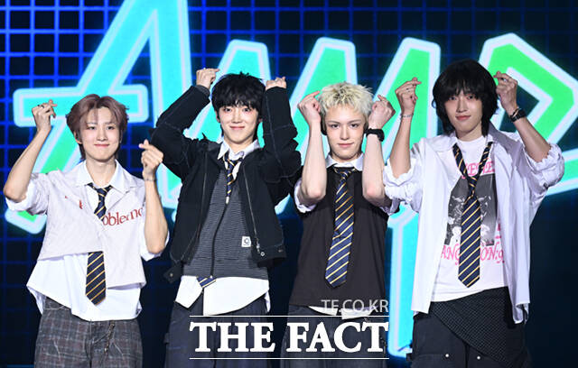 FNC엔터테인먼트에서 10년 만에 선보인 신인 밴드 에이엠피(AxMxP) 주환과 하유준, 크루, 김신(왼쪽부터)이 10일 서울 송파구 올림픽로 올림픽공원 올림픽홀에서 열린 데뷔 쇼케이스에서 포즈를 취하고 있다. /이새롬 기자