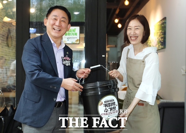 대전 서구는 커피박(커피 찌꺼기) 재활용 사업 참여 확대를 위해 지난 9일부터 커피박 순환 가게 인증마크를 도입하고 배출·수거 편의를 위한 다양한 정책을 추진한다. 서철모 청장이 커피박 순환 가게를 홍보하고 있다. /대전 서구