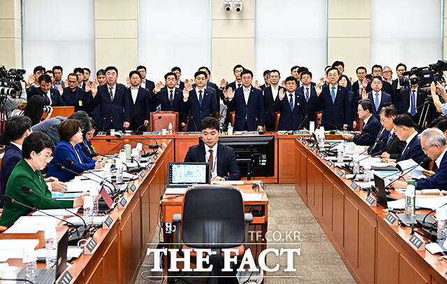 김영환 충북도지사와 이범석 청주시장, 윤창렬 국무조정실장, 윤호중 행정안전부 장관, 김성환 환경부 장관, 김윤덕 국토교통부 장관(앞줄 왼쪽부터)이 10일 오전 서울 여의도 국회에서 열린 행정안전위원회의 오송 지하차도 참사 진상규명 및 재발방지 대책마련을 위한 국정조사에 참석해 증인선서를 하고 있다. /국회=배정한 기자