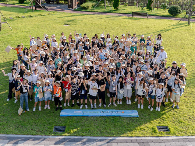 2025 환경책임보험 청소년환경캠프 참가자와 관계자들이 기념촬영을 하고 있다. /DB손해보험