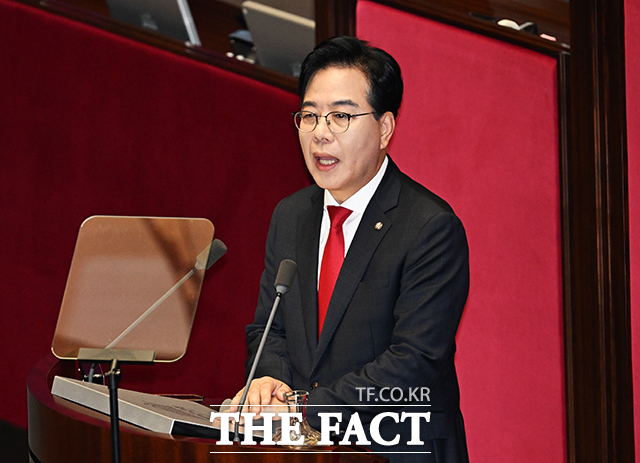 송언석 국민의힘 원내대표가 10일 오전 서울 여의도 국회에서 열린 본회의에 참석해 교섭단체 대표 연설을 하고 있다./배정한 기자