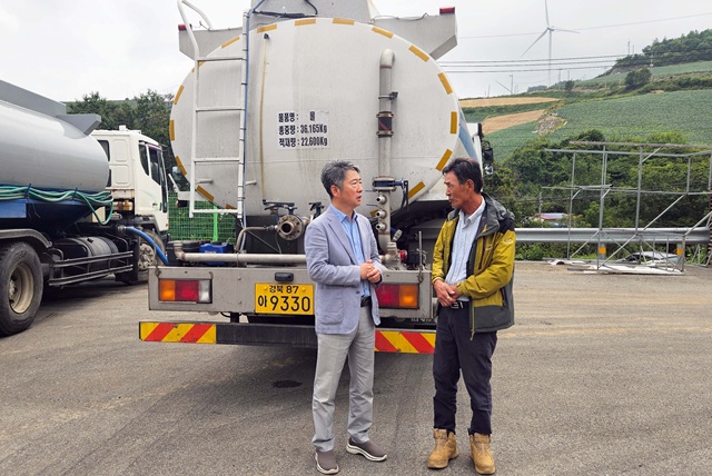 호반그룹 계열사 대아청과가 지난 9일부터 강원도 강릉시에 급수차 20대를 동원해 급수 지원을 시작했다. 이상용 대아청과 대표(왼쪽)는 10일 직접 현장을 방문해 강릉 안반데기마을 관계자와 현지 실태를 살폈다. /호반그룹