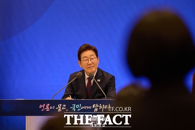 이재명 대통령이 7월 3일 오전 청와대 영빈관에서 열린 대통령의 30일, 언론이 묻고 국민에게 답하다 기자회견에서 기자의 질문을 듣고 있다. /대통령실