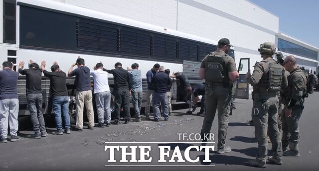 미국 이민 단속 당국이 홈페이지를 통해 지난 4일(현지시간) 조지아주 현대차그룹-LG에너지솔루션의 합작 배터리 공장 건설현장에서 벌인 불법체류·고용 단속 현장 영상을 홈페이지를 통해 공개했다. /ICE 홈페이지 영상 갈무리