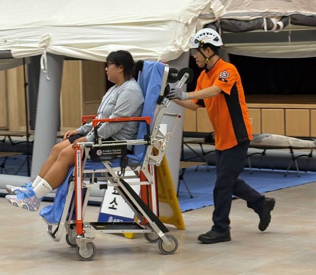 송파구가 송파구청 대강당에서 현장응급의료소 설치·운영 훈련 진행하고 있다. /송파구