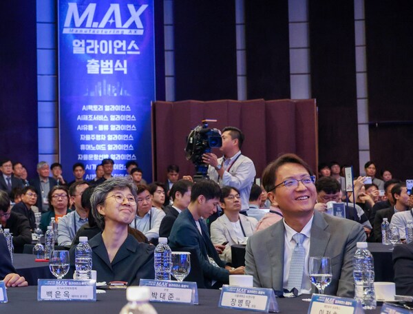 박대준 쿠팡 대표이사와 백은옥 국가AI전략위원회 데이터 분과장이 제조 AX 얼라이언스 출범식에 참석한 모습. /쿠팡