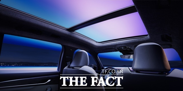 선루프 유리 패널이 위쪽으로 열리는 탑 슬라이더 방식에 윈드 디플렉터를 적용한 2026년형 르노 그랑 콜레오스 파노라마 선루프. /르노코리아