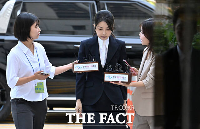 역대 대통령 부인 최초로 구속기소 된 김건희 여사의 첫 재판이 오는 24일 열린다. 김 여사가 지난달 12일 오전 서울 서초구 서울중앙지법에서 열린 구속영장실질심사에 출석하고 있다. /사진공동취재단