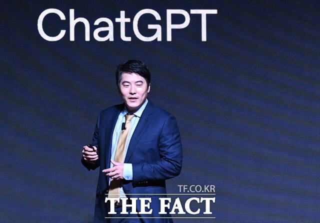 챗GPT 개발사 오픈AI의 제이슨 권 최고전략책임자가 10일 오전 서울 광진구 파이팩토리 스튜디오에서 열린 오픈AI코리아 출범 기자회견에서 신뢰할 수 있는 파트너가 되겠다는 비전을 발표하고 있다. /이새롬 기자
