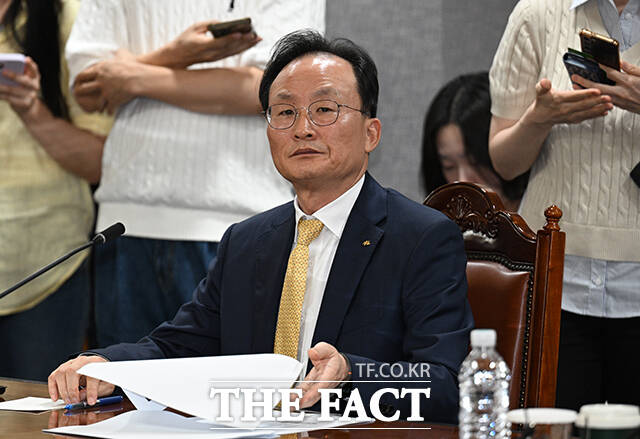 이환주 KB국민은행장이 미국 기관투자자를 대상으로 하는 기업설명회(IR)에 나선다. 사진은 이 행장이 지난달 28일 오후 서울 중구 은행연합회에서 열린 은행장 간담회에 참석하고 있다. /박헌우 기자