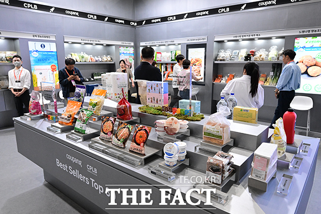 공정거래위원회는 쿠팡 및 쿠팡 자회사인 씨피엘비가 하도급법 위반 혐의와 관련해 신청한 동의의결에 대해 절차를 개시한다고 10일 밝혔다. 사진은 지난 6월 2025 스마트테크코리아에서 쿠팡 전시 부스 모습.