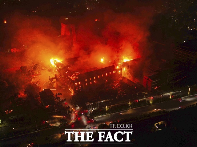 지난 5일(현지시간) 소셜미디어(SNS) 접속 차단과 부패로 인해 촉발된 네팔의 시위가 격화하고 있다. 사진은 지난 9일 시위대에 의해 불에 탄 네팔 대통령 관저 모습. /AP.뉴시스