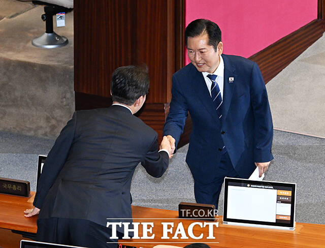 10일 업계에 따르면 정치권에서 석화산업 재정지원과 규제 특례를 제도화하는 내용의 석유화학산업특별법을 발의한 것을 두고 산업 재편 동력이 될 것이란 기대감이 높다. 정청래 더불어민주당 대표가 9일 오전 서울 여의도 국회에서 열린 본회의에 참석해 교섭단체 대표 연설을 마친 뒤 김민석 국무총리와 인사를 하고 있다. /국회=배정한 기자