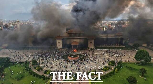 외교부는 10일 네팔 내 전국적 시위 발생에 따라 △바그마티주 △룸비니주 △간다키주 등 3개 지역에 특별여행주의보(2.5단계)를 발령했다. 사진은 9일(현지 시간) 네팔 카트만두에서 싱하 더르바르 정부청사가 연기에 휩싸인 모습. /카트만두=AP. 뉴시스