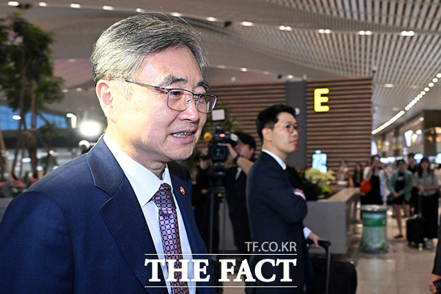 정재환 인하대 정치외교학과 교수는 트럼프 정부의 이민 단속이 내년 미 중간 선거를 앞둔 상황에서 보여줄 수 있는 퍼포먼스라고 분석했다. 사진은 조현 외교부 장관이 미국 조지아주 현대자동차·LG에너지솔루션 합작 배터리 공장 건설 현장 이민 단속에서 한국인 300여 명이 체포·구금된 사태를 해결하기 위해 지난 8일 오후 인천국제공항 제2터미널을 통해 미국으로 출국하는 모습. /남용희 기자