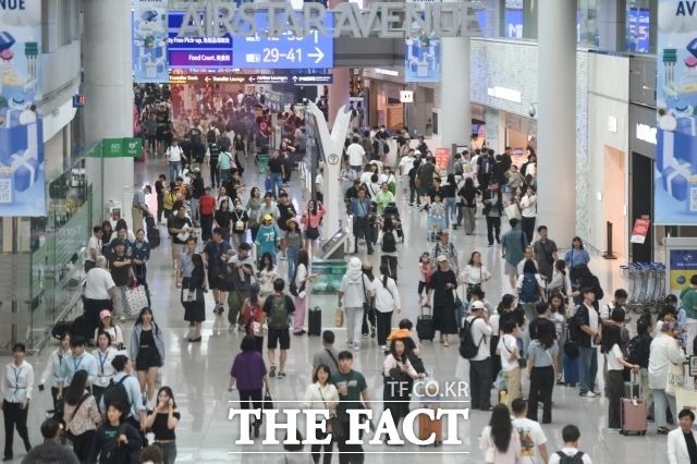 지난해 추석 연휴 첫날인 9월 14일 인천국제공항 제 1여객터미널에 여행객들로 붐비고 있다. /더팩트 DB