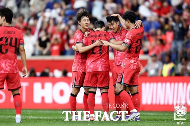한국 축구의 캡틴 손흥민이 7일 미국과 원정 친선경기에서 동갑내기 이재성과 찰떡호흡을 자랑하며 1골 1어시스틀 기록, 11년 전 패배의 설욕을 이끌었다. 손흥민의 선제골을 축하하는 한국선수들./KFA