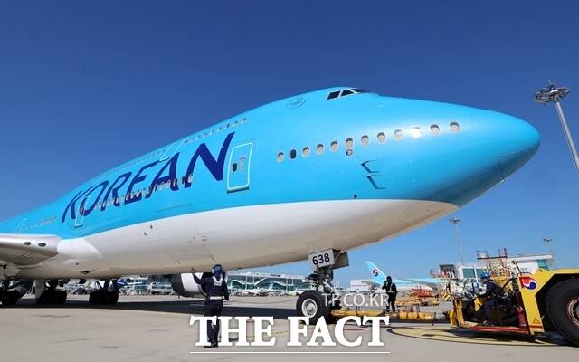 미국 이민 당국의 단속으로 구금된 한국인 300여 명의 귀환이 현지 사정으로 예정된 시한을 넘기게 됐다. 우리 국민을 태울 대한항공 B747-8i 전세기(사진)는 10일 오전 인천국제공항을 이륙해 미국으로 향하고 있다. /뉴시스