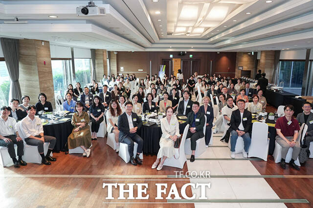 제8회 WIN 포럼 참석자들이 기념 촬영을 하고 있다. /사단법인 WIN