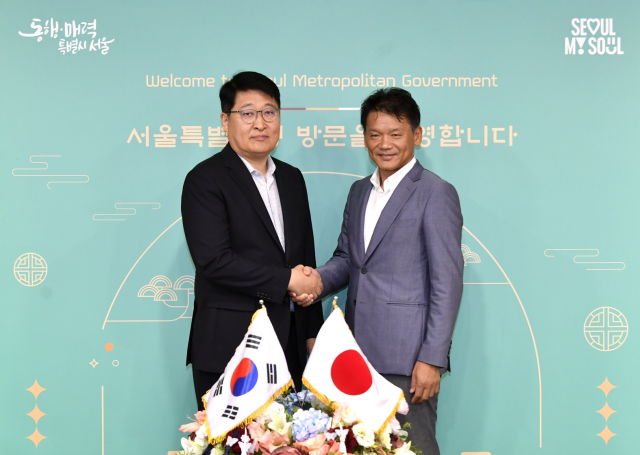 김태균 서울시 행정1부시장-미야사카 마나부 도쿄도 부지사가 9일 면담 후 기념사진을 찍고 있다. /서울시