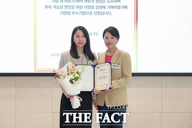 김미진 WIN 회장(오른쪽)과 강효주 애경케미칼 팀장이 기념촬영을 하고 있다.