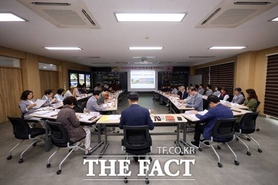 9일 열린 ‘양주문화관광재단 설립 민·관 소통 간담회’에 참석한 관계자들이 양주문화관광재단의 설립 방향에 대해 논의하고 있다./양주시