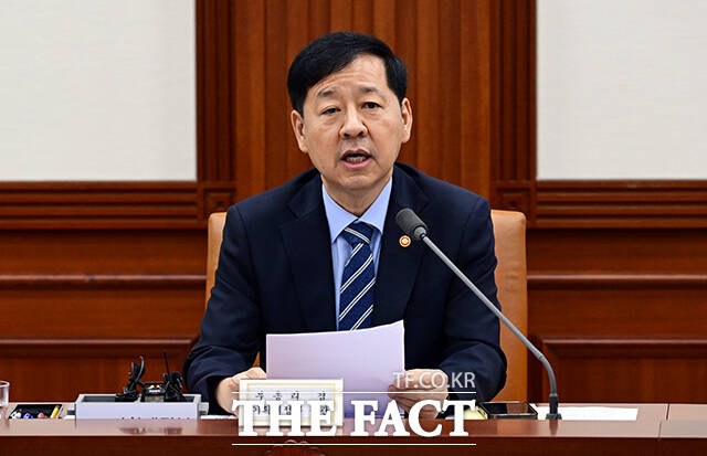 구윤철 부총리 겸 기획재정부 장관이 10일 오전 서울 종로구 정부서울청사에서 열린 성장전략TF 겸 산업경쟁력강화 관계장관회의에 참석해 모두발언을 하고 있다. /임영무 기자