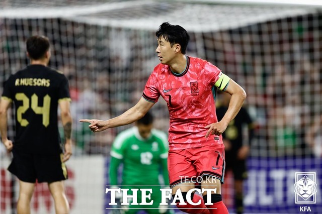 한국축구의 캡틴 손흥민이 10일 멕시코와 친선경기 후반 20분 오현규의 도움을 받아 1-1 동점골을 터뜨린 뒤 세리머니를 펼치고 있다./내슈빌=KFA