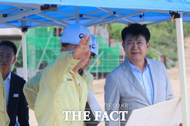 복기왕 의원이 서부내륙고속도로 공사 현장을 찾아 관계자의 설명을 청취하고 있다./복기왕 의원실