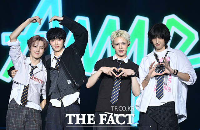 FNC엔터테인먼트가 10년 만에 선보인 신인 밴드 AxMxP(에이엠피)의 주환 하유준 크루 김신(왼쪽부터)이 10일 서울 송파구 올림픽로 올림픽공원 올림픽홀에서 열린 데뷔 쇼케이스에서 포즈를 취하고 있다./이새롬 기자