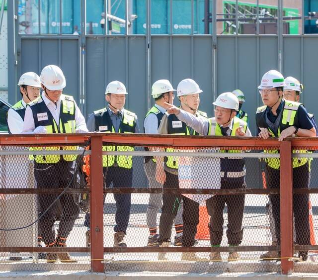 HDC현대산업개발은 10일 인덕원-동탄 복선전철 12공구 현장에 대한 경영진 안전 점검을 시행했다. 사진 앞줄 오른쪽 두 번째 정경구 HDC현대산업개발 대표이사, 세 번째 김영한 인프라본부장. /HDC현대산업개발