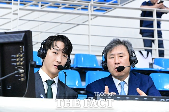 지난 6일 경북 영주에서 열린 추계회장기실업탁구대회에서 해설을 하고 있는 안재형 회장(오른쪽). 안 회장은 올림픽 복식강화가 한국탁구에 기회가 될 것이라고 전망했다. 부인 자오즈민 씨와 함께 한중 탁구스타 부부로 유명한 안 회장은 능숙한 중국어를 바탕으로 해외 정보에 밝다./한국실업탁구연맹