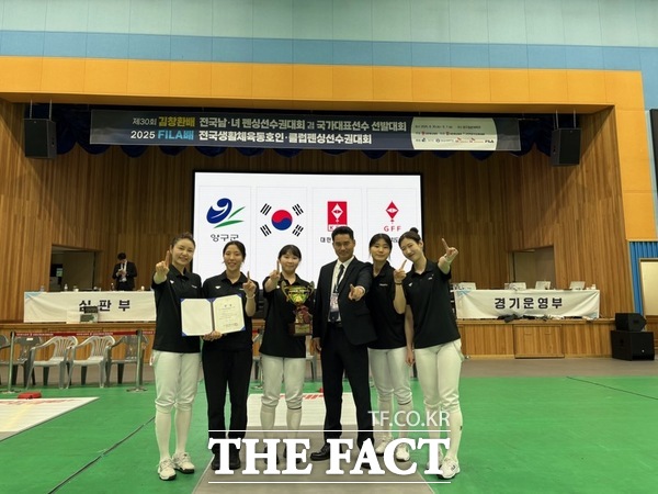 제30회 김창환배 전국 남·녀 펜싱선수권대회 겸 국가대표 선수 선발대회 에페 단체전에서 우승을 차지한 계룡시청 펜싱팀이 기념촬영을 하고 있다./계룡시