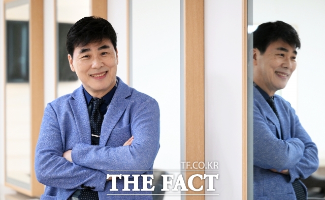 전성기 시절 김종찬의 대표곡으로는 토요일은 밤이 좋아, 사랑이 저만치 가네, 당신도 울고 있네요, 편지 등이 있다. 은퇴 후 목사 안수를 받고 교회와 신앙 공동체에서 사역을 이어가고 있다. /임영무 기자