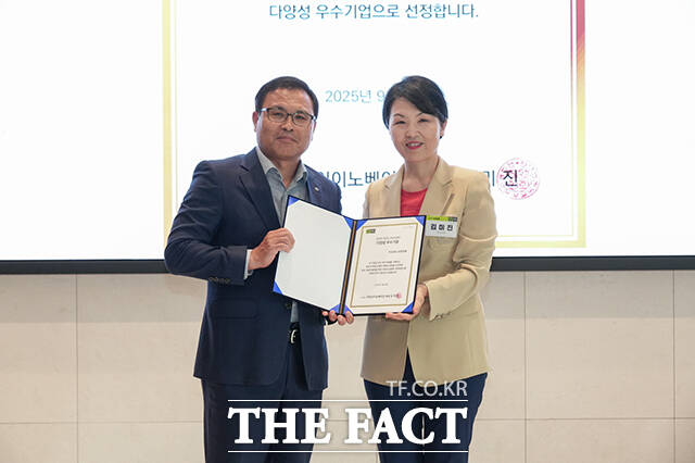 김미진 WIN 회장(오른쪽)과 조민철 유한양행 상무가 기념촬영을 하고 있다.