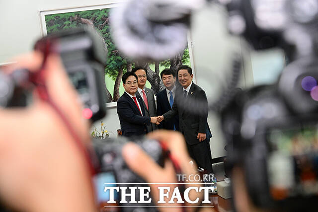 비공개로 진행된 원내대표 회동에 취재진 카메라의 관심이 쏠리고 있다.