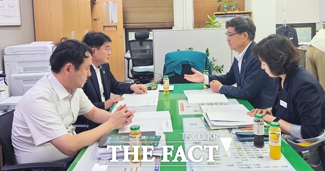 진병영 함양군수(오른쪽 두 번째)가 경남도청을 방문해 내년도 사업으로 신청한 지방이양 사업의 당위성과 시급성을 적극 설명하고 있다./경남도