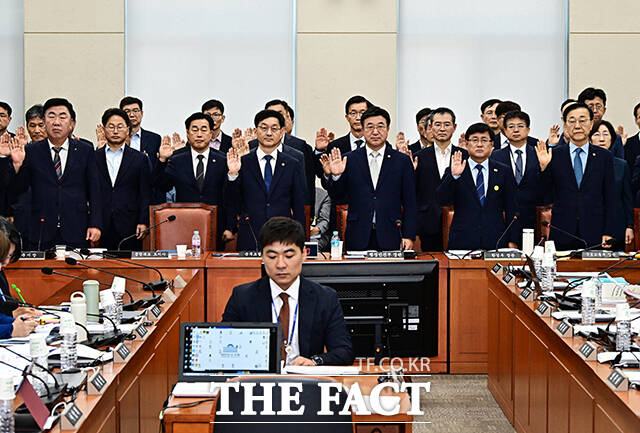 증인선서하는 이범석 청주시장과 윤창렬 국무조정실장, 윤호중 행정안전부 장관, 김성환 환경부 장관, 김윤덕 국토교통부 장관(앞줄 왼쪽부터).