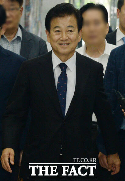 10일 정동영 통일부 장관이 공직선거법 위반 항소심 선고 공판에 출석하기 위해 광주고법 전주재판부가 있는 전주지법 청사 법정으로 향하고 있다. /뉴시스