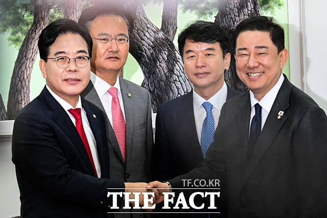 김병기 더불어민주당 원내대표와 송언석 국민의힘 원내대표가 10일 서울 여의도 국회에서 비공개 원내대표 회동을 갖고 있다. 왼쪽부터 국민의힘 송언석 원내대표, 유상범 원내수석부대표, 더불어민주당 문진석 원내수석부대표, 김병기 원내대표. /국회=남윤호 기자