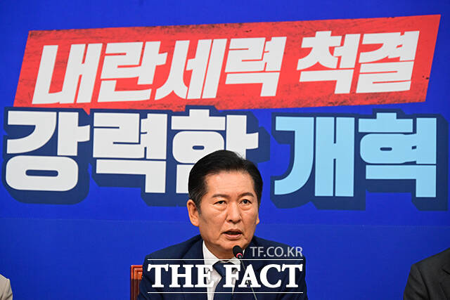 정청래 더불어민주당 대표가 10일 오전 서울 여의도 국회에서 열린 최고위원회의에서 모두발언을 하고 있다. /국회=남윤호 기자