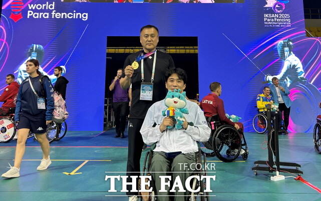 세종시 GKL휠체어펜싱팀 소속 박상민 감독과 박천희 선수(오른쪽)가 시상후 기념촬영을 하고 있다. /세종시