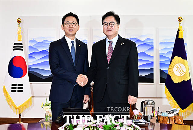 우원식 국회의장이 10일 오전 서울 여의도 국회에서 배경훈 과학기술정보통신부 장관(왼쪽)을 접견하며 기념사진 촬영을 하고 있다. /국회=배정한 기자