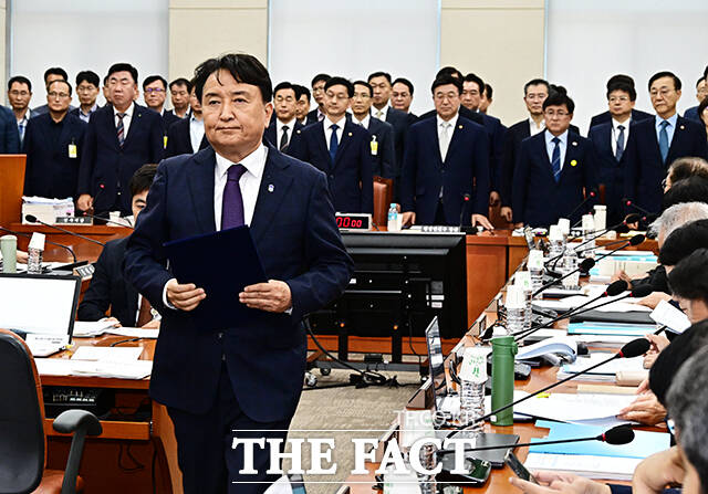 신정훈 행안위원장에게 선서문 제출하는 김영환 충북도지사.