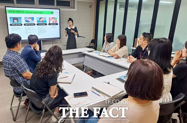 대전 대덕구의 통합돌봄 정책이 전국 지자체의 벤치마킹 행렬을 이어가며 전국 확산을 선도하고 있다. 사진은 10일 부산 남구와 충북 옥천군 관계자가 대덕구를 방문해 통합돌봄 정책을 배우고 교류하고 있는 모습./대덕구