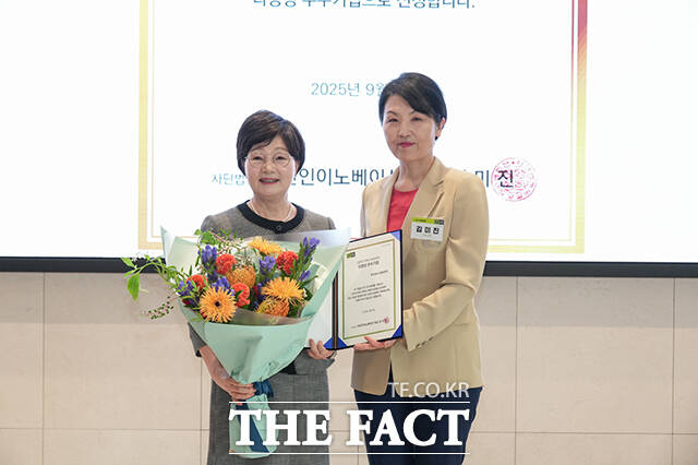 김미진 WIN 회장(오른쪽)과 이흥남 영원무역 사장이 기념촬영을 하고 있다.