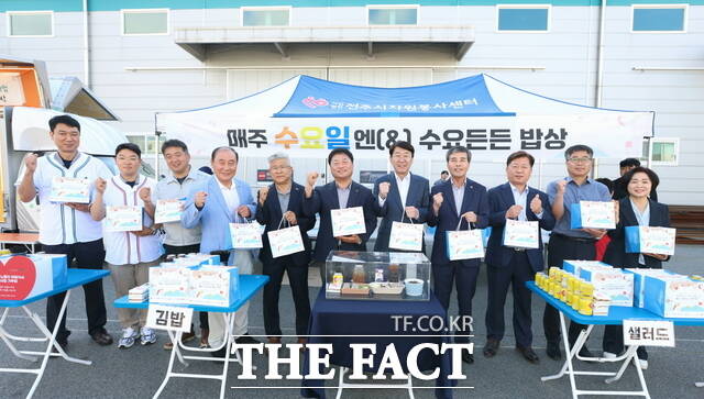 10일 전북 전주시 덕진구 팔복동1가 유니온씨티 주차장에서 우범기 전주시장이 새벽에 출근하는 산업단지 노동자들에게 아침 식사를 전달하는 행사를 가졌다. /전주시